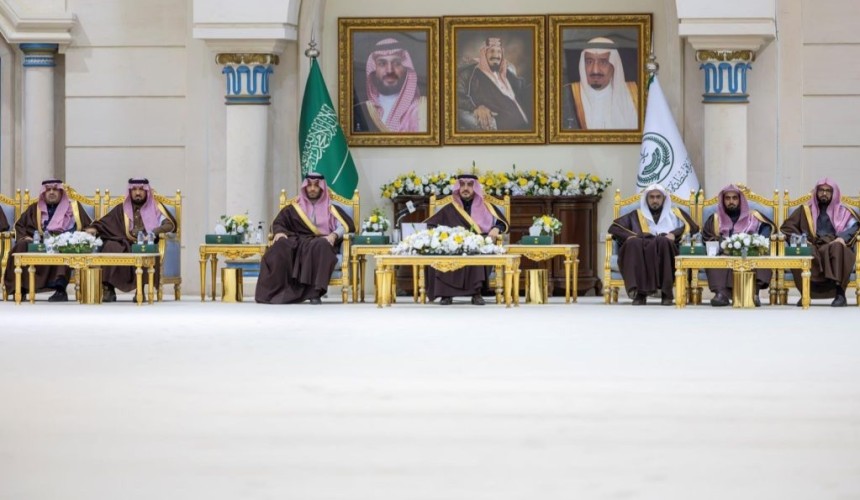 أمير منطقة الجوف يعقد جلسته الأسبوعية احتفاءً بيوم التأسيس