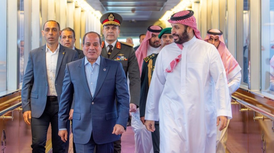 رئيس جمهورية مصر يصل إلى جدة وسمو ولي العهد في مقدمة مستقبليه