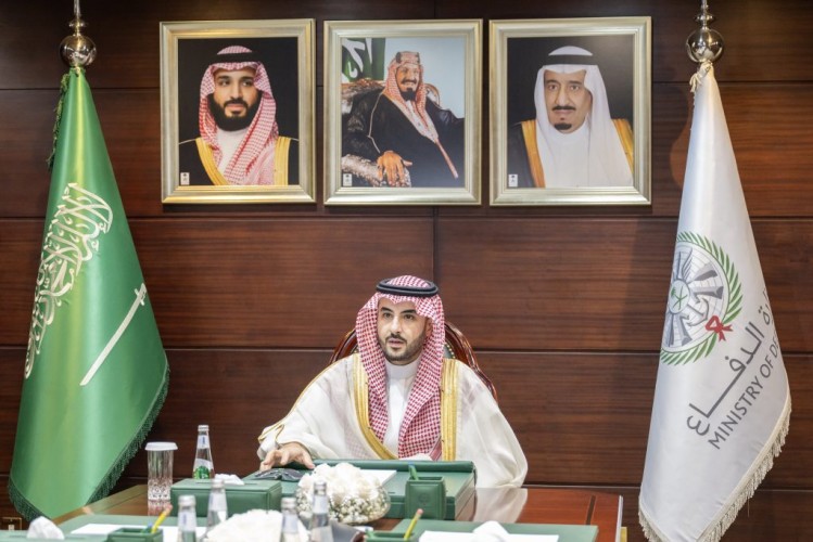 سمو وزير الدفاع يؤدي صلاة عيد الفطر مع منسوبي وزارة الدفاع ويلتقي قادة الوزارة وكبار مسؤوليها