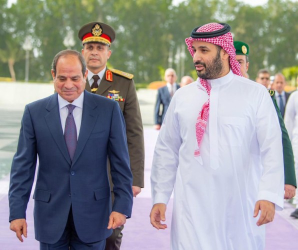 رئيس جمهورية مصر العربية يصل إلى جدة وسمو ولي العهد في مقدمة مستقبليه