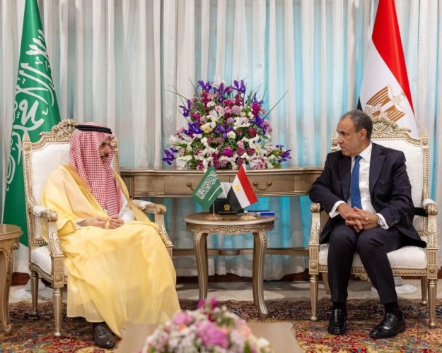 وزير الخارجية يلتقي وزير الخارجية المصري على هامش الاجتماع الوزاري الرباعي