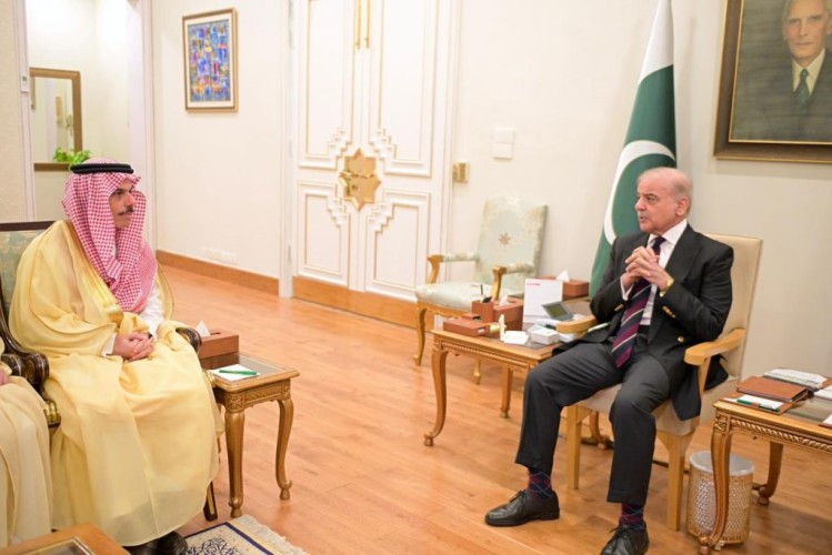 رئيس وزراء باكستان يستقبل سمو وزير الخارجية