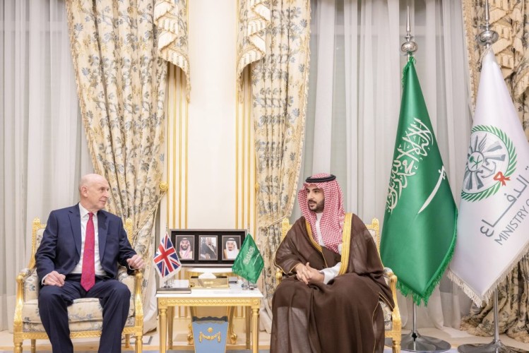 سمو وزير الدفاع يلتقي وزير الدفاع البريطاني