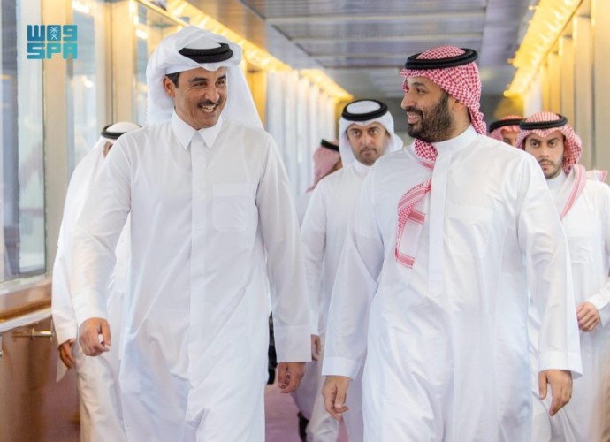 أمير دولة قطر يصل إلى جدة وسمو ولي العهد في مقدمة مستقبليه