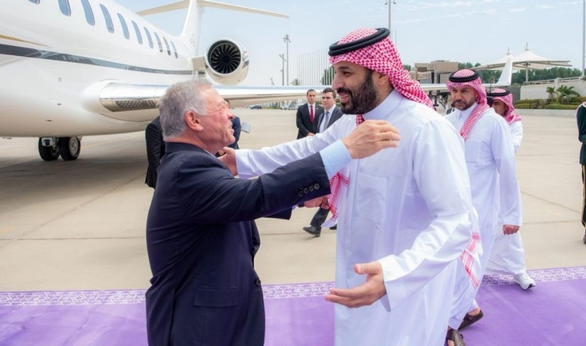 ملك الأردن يصل إلى جدة وسمو ولي العهد في مقدمة مستقبليه