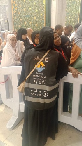 صُنّاع الإيجابية… يصنعون فرقًا في خدمة ضيوف الرحمن بالحرم المكي