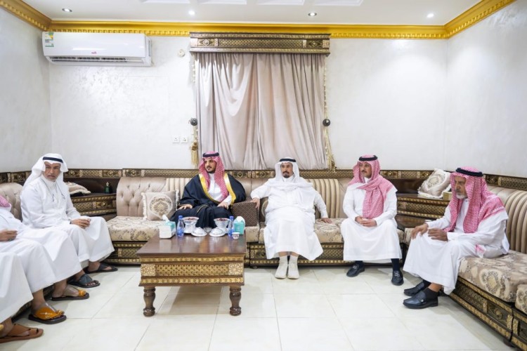 الأمير فواز بن سلطان يعزي أسرة شيخ شمل الشيابين