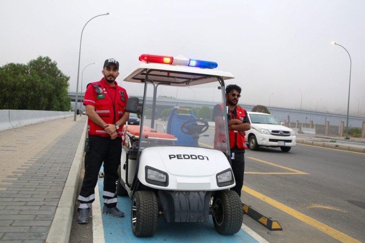 الهلال الأحمر بمنطقة مكة المكرمة يرفع جاهزيته الميدانية للتعامل مع الحالة المطرية ويعزز الانتشار في مواقع الإسناد