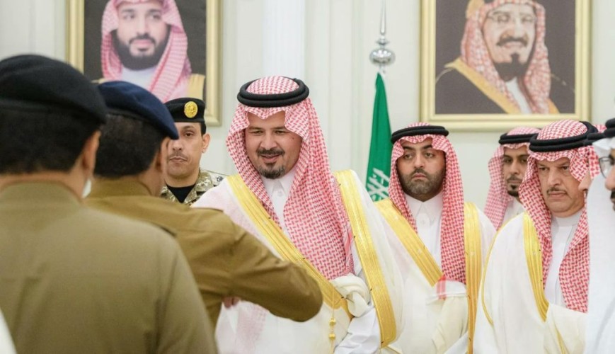 أمير منطقة المدينة المنورة يستقبل جموع المهنئين بعيد الفطر