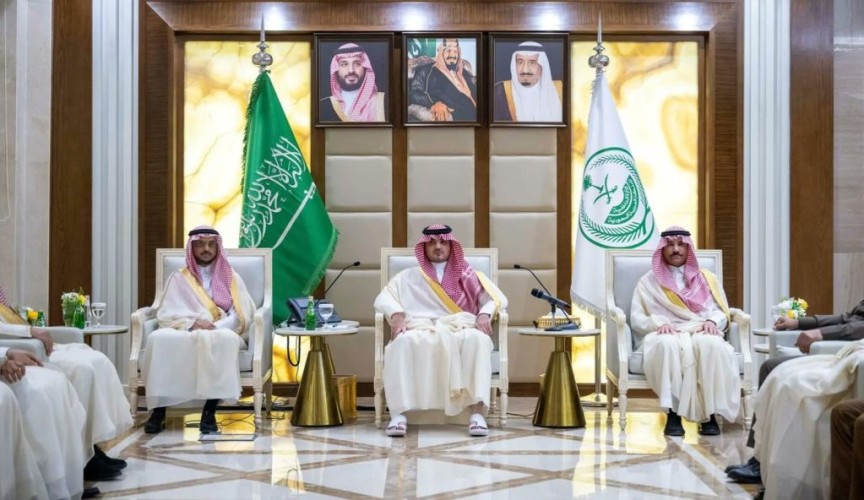 الأمير عبدالعزيز بن سعود يلتقي كبار المسؤولين في وزارة الداخلية والقطاعات الأمنية