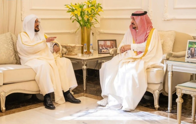 أمير منطقة الرياض يزور الشيخ عبداللطيف آل الشيخ