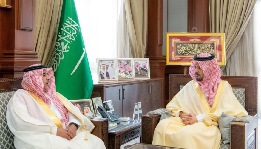 أمير المدينة المنورة يستقبل مدير عام الأحوال المدنية بالمنطقة