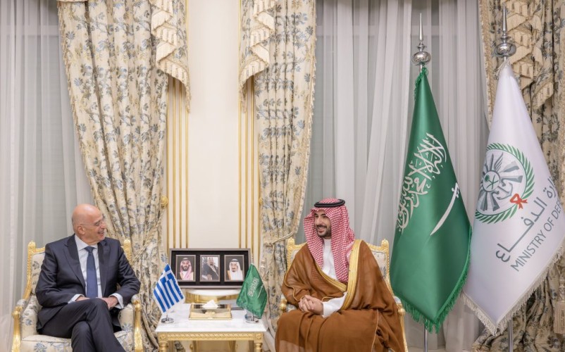 سمو وزير الدفاع يلتقي وزير الدفاع الوطني اليوناني