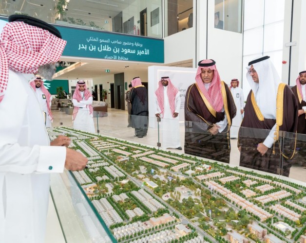 محافظ الأحساء يدشّن مركز مبيعات “وجهة الورود” ويطّلع على تجربة تسويق الوجهة