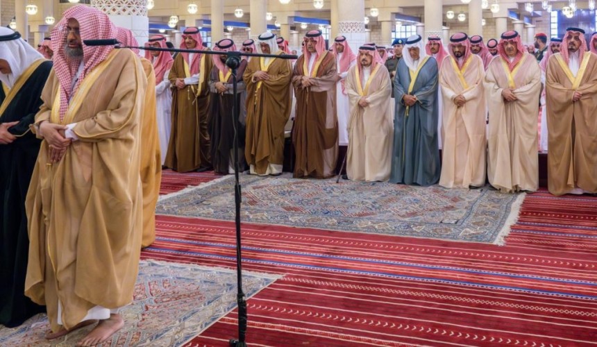 أمير منطقة الرياض يؤدي صلاة الميت على صاحبة السمو الأميرة الجوهرة بنت فيصل بن عبدالله آل عبدالرحمن آل سعود