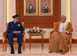 سُلطان عُمان يمنح قائد القوات الجوية الملكية السعودية وسام عُمان العسكري