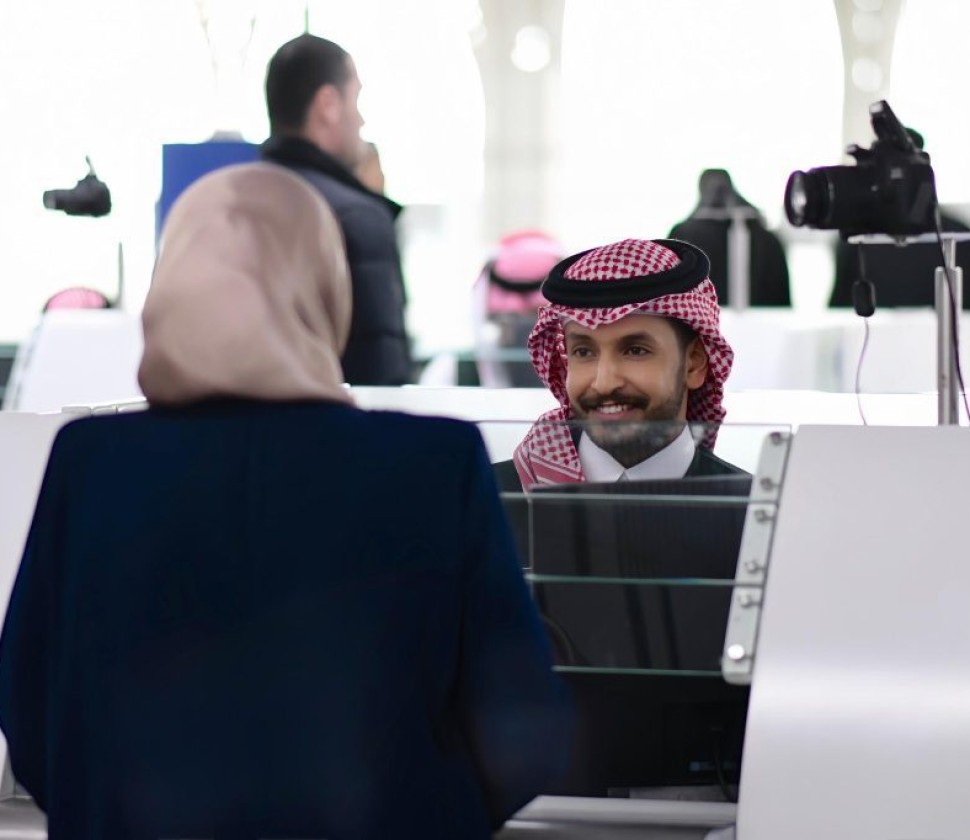 جوازات مطار الأمير محمد بن عبدالعزيز تستقبل ضيوف الرحمن القادمين للعمرة خلال شهر رمضان