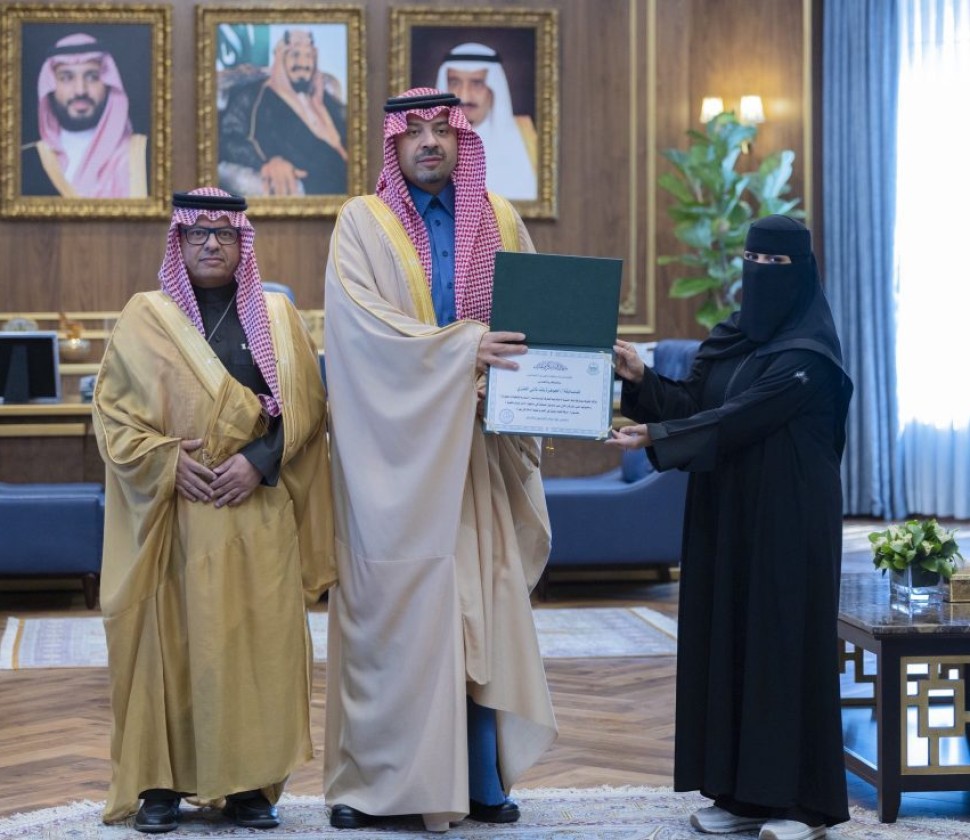 أمير الحدود الشمالية يُكرِّم الفائزة بمسابقة بنك التنمية الاجتماعية للحرف اليدوية 2025