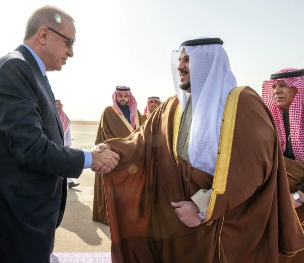 الرئيس التركي يغادر الرياض وفي مقدمة مودعيه نائب أمير المنطقة