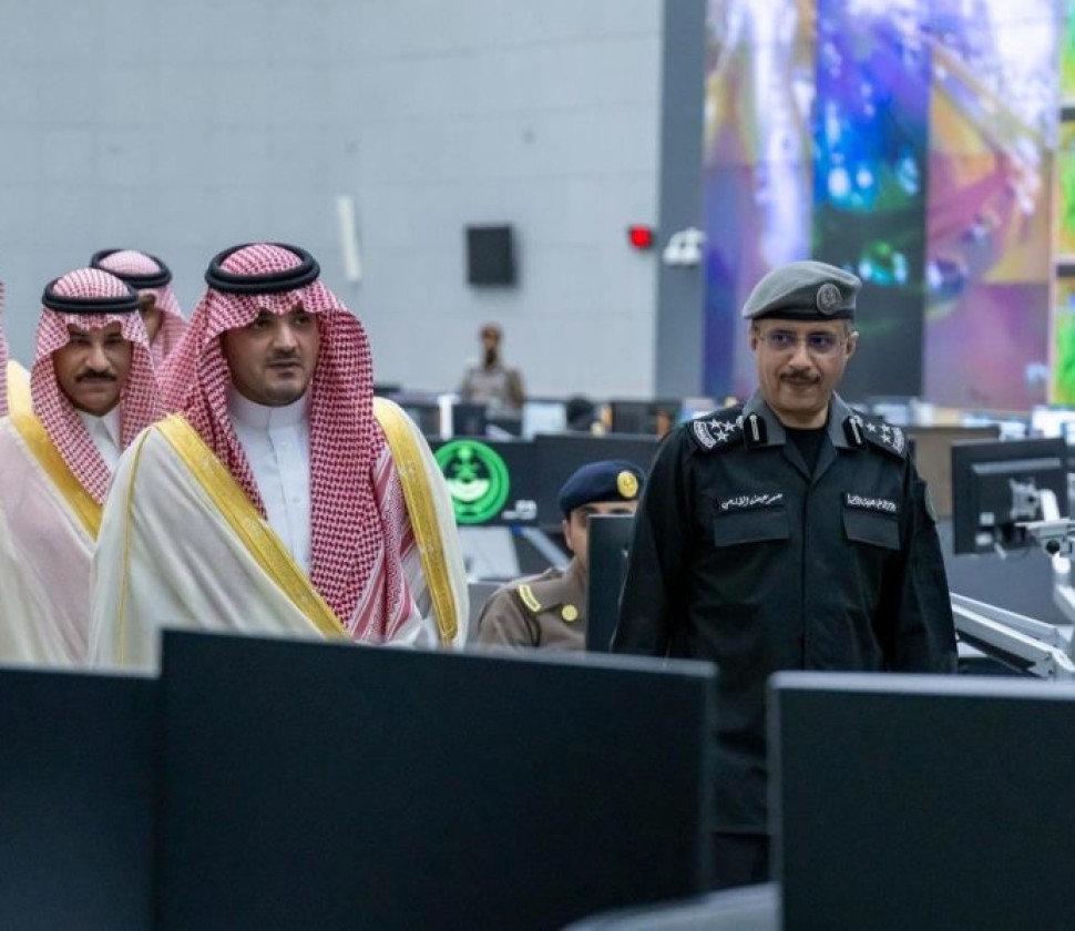 الأمير عبدالعزيز بن سعود يزور مركز العمليات الأمنية الموحدة بمنطقة الرياض