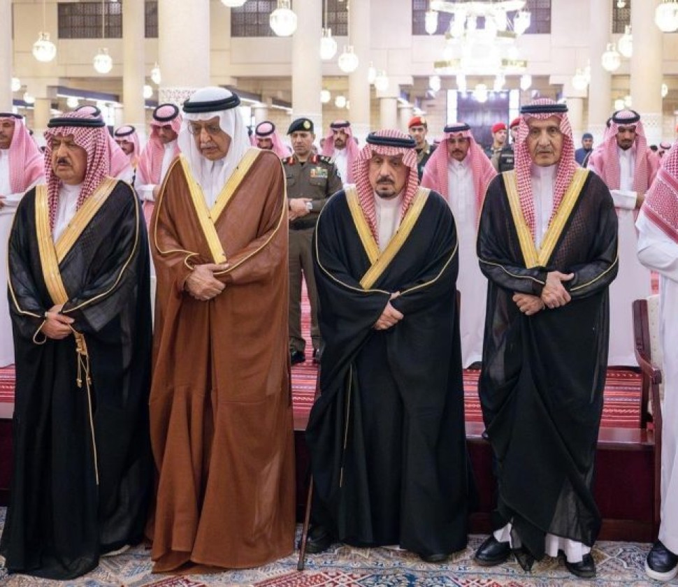 أمير منطقة الرياض يؤدي صلاة الميت على صاحبة السمو الملكي الأميرة نوره بنت عبدالعزيز بن عبدالرحمن آل سعود
