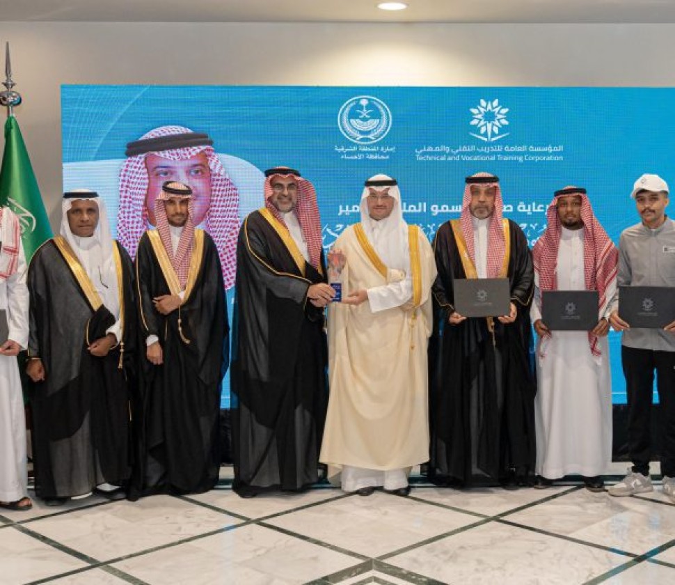 محافظ الأحساء يُكرّم تقنية الأحساء للبنين والبنات أبطال البطولة الوطنية VEX U