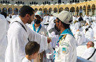 كشافة تعليم مكة تشارك في تنظيم وتفويج الحشود بالمسجد الحرام