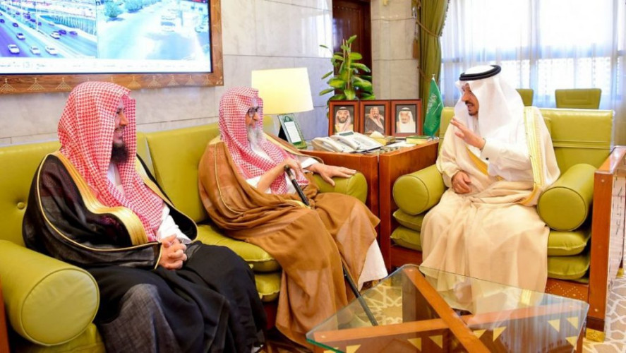 سمو الأمير فيصل بن بندر يستقبل عضوي هيئة كبار العلماء “الفوزان والسليمان”