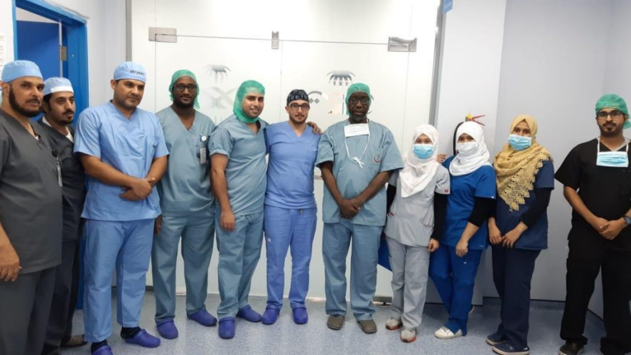 إجراء أول عمليتين لإستبدال وزراعة مفصل صناعي للركبة بالكامل بمستشفى الميقات العام