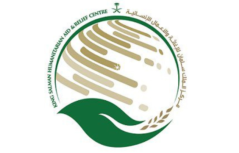 مركز الملك سلمان للإغاثة يوزع 2,500 كرتون من التمور للنازحين من محافظة صنعاء إلى مأرب