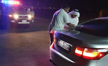 حرس الحدود ينقذ مواطنا اماراتيا بعد نفاذ الوقود من سيارته بالمنطقة الشرقية