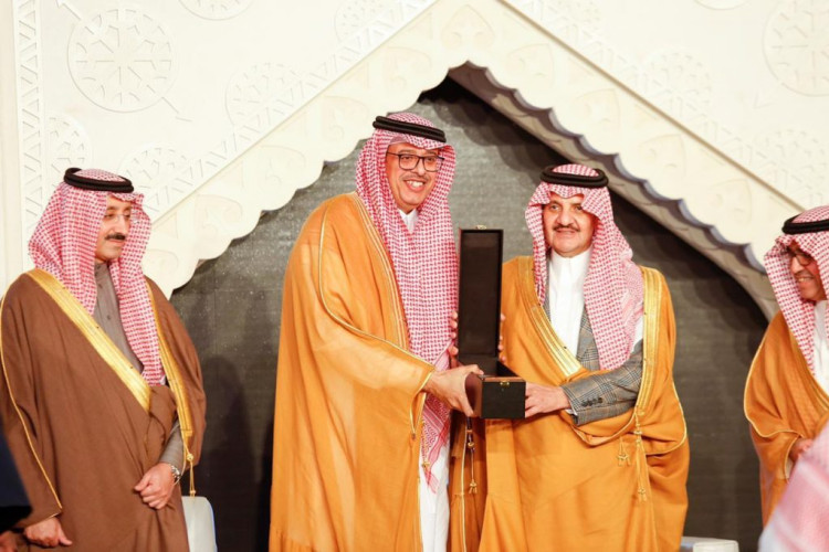 أمير المنطقة الشرقية يكرّم أرامكو السعودية لحصولها على جائزة الملتقى العربي الثاني للأمن السياحي بالأحساء