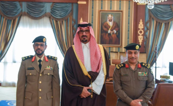 الأمير سعود بن خالد الفيصل يقلد الأحمدي رتبة لواء