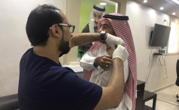 القباع يدشن حملة التطعيم ضد الانفلونزا الموسمية بمكتب عمل رأس تنورة