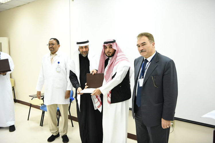 برنامج الطبيب المقيم في مستشفى الملك عبدالعزيز يحتفي بنخبة من المميزين