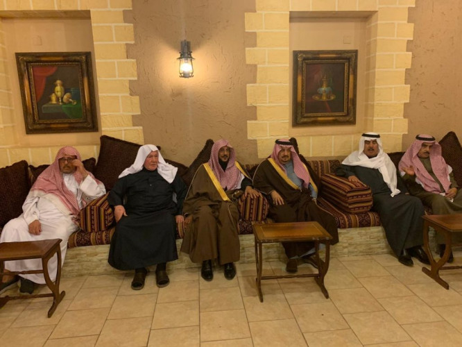 أمير منطقة الرياض يقدم العزاء لأسرة آل الشيخ