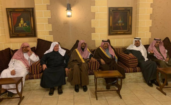 أمير منطقة الرياض يقدم العزاء لأسرة آل الشيخ