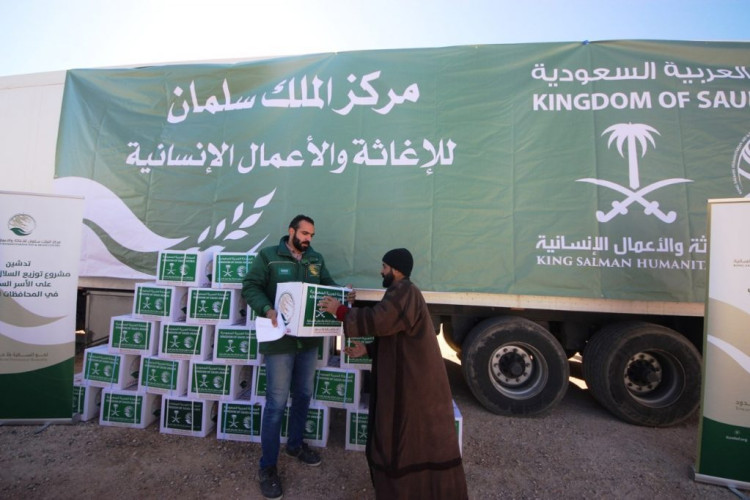 مركز الملك سلمان للإغاثة يوزع 2725 سلة غذائية