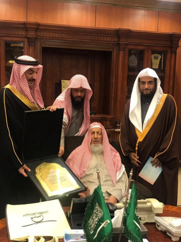 سماحة المفتي يستقبل سمو نائب رئيس مجلس الأمناء الأمير عبدالعزيز بن محمد بن جلوي آل سعود في مكتبه