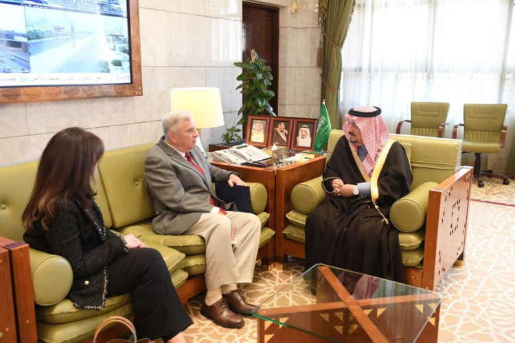 امير منطقه الرياض يستقبل السفير الامريكي