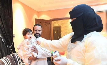 مبادرة لتطعيم الأطفال في منازلهم بتبوك ضمن حملة “يداً بيد”