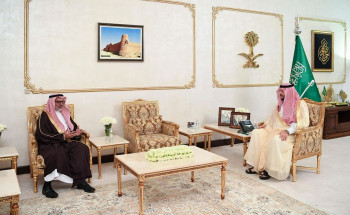 الأمير فيصل بن خالد بن سلطان يستقبل رئيس جامعة الحدود الشمالية ويتسلم تقريرًا عن خطة الأنشطة الصيفية