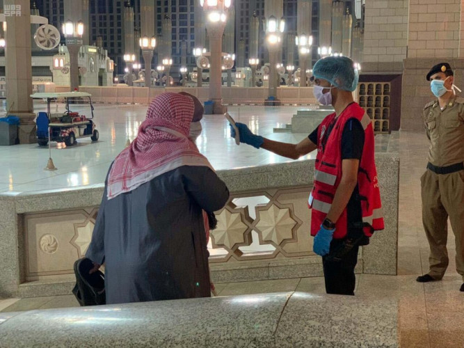 الهلال الأحمر السعودي بالمدينة المنورة يجري أعمال الكشف الحراري والفرز البصري للمصلين بالمسجد النبوي والمساجد الكبرى