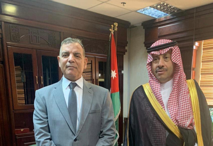 سفير المملكة لدى الأردن يلتقي وزير الصحة الأردني.