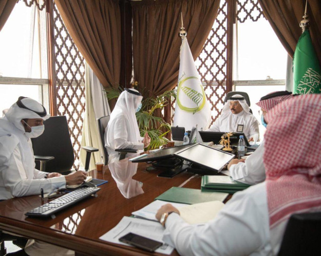 أمين الجوف يناقش مع رئيس الغرفة التجارية وعدد من المستثمرين الفرص الاستثمارية