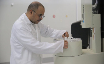 جامعة الجوف تدرب طلبة الدراسات العليا على جهاز الرنين المغناطيسي(NMR)