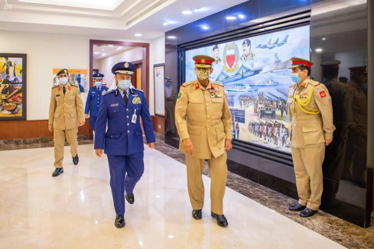 القائد العام لقوة دفاع البحرين يسلم رئيس هيئة الأركان العامة للقوات المسلحة السعودية وسام البحرين من الدرجة الأولى