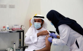 وزير الصحة السعودي “توفيق الربيعة” يتلقى أول جرعة من لقاح فيروس كورونا