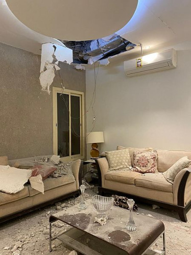 شاهد …صور من منزل مواطن بالرياض لآثار انتشار شظايا اعتراض صاروخ بالستي أطلقته مليشيا الحوثية الإرهابية