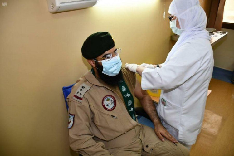 وزارة الدفاع تدشن عددًا من مراكز التطعيم ضد كورونا بمناطق المملكة